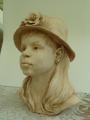 Jeune fille au chapeau